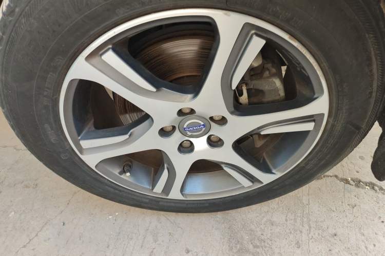 Used Volvo XC60 2013 T5 Comfort Edition Right Front Wheel Hub