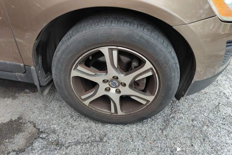 Used Volvo XC60 2013 T5 Comfort Edition Right Front Wheel Hub