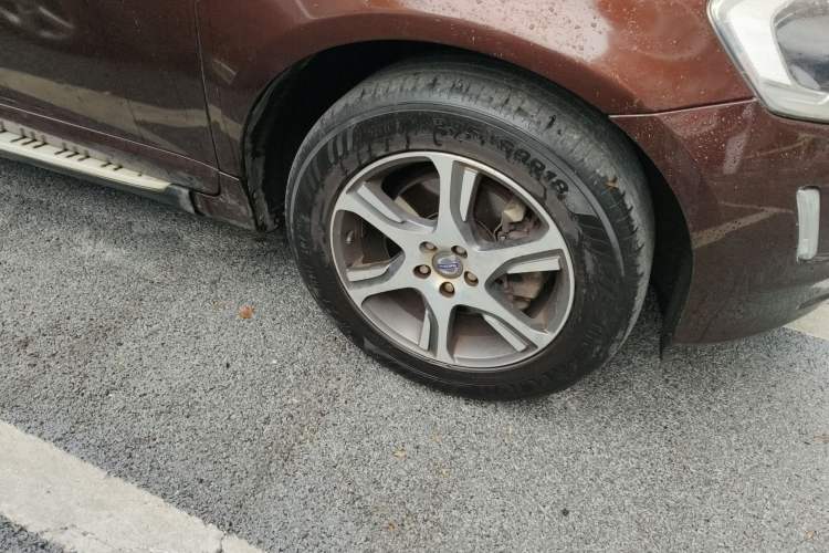Used Volvo XC60 2013 T5 Comfort Edition Right Front Wheel Hub