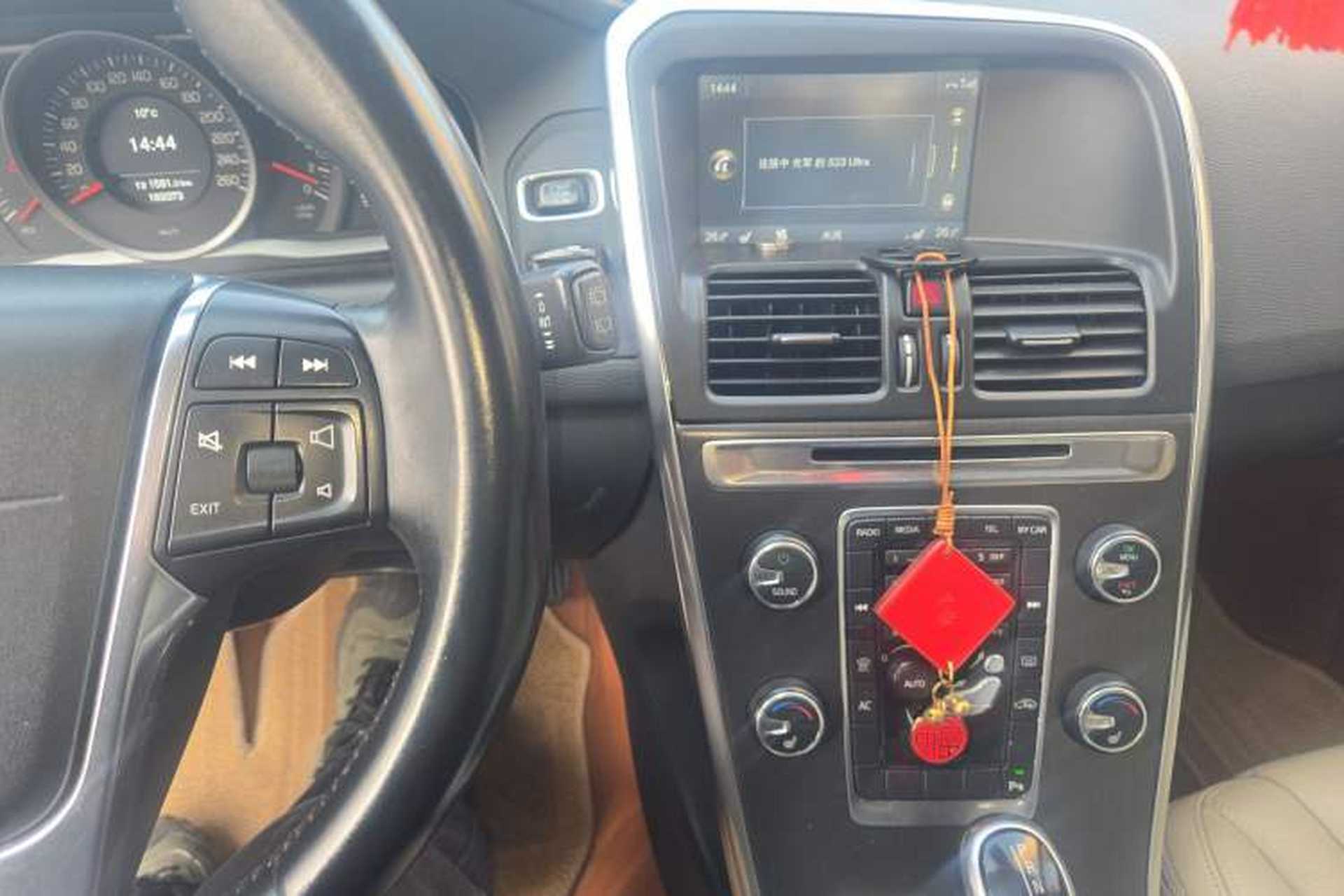 Used Volvo XC60 2013 T5 Comfort Edition Audio And AC Panel