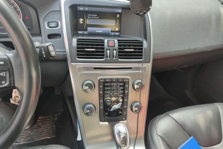 Used Volvo XC60 2013 T6 AWD Comfort Edition Audio And AC Panel