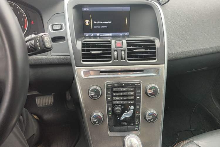 Used Volvo XC60 2013 T6 AWD Comfort Edition Audio And AC Panel