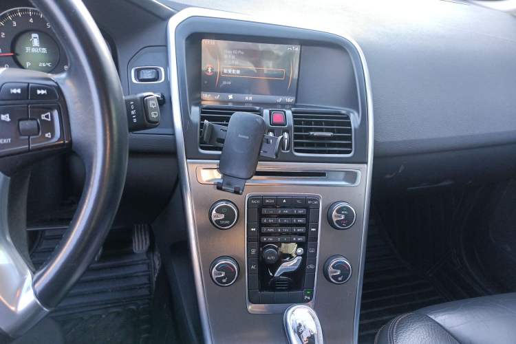Used Volvo XC60 2013 T5 Comfort Edition Audio And AC Panel