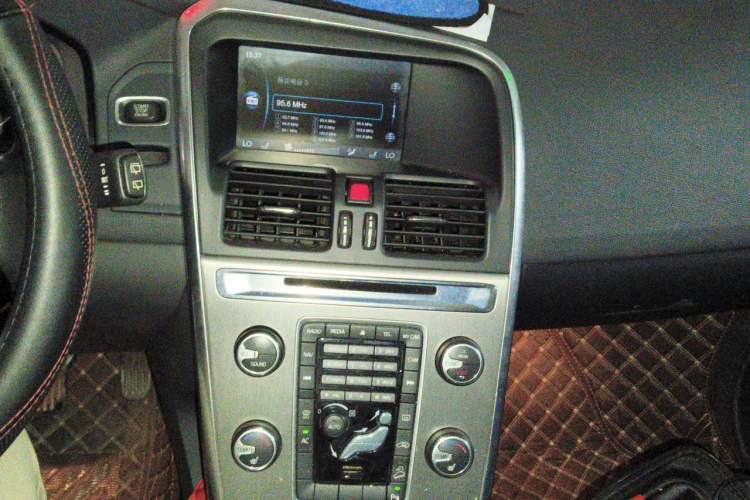 Used Volvo XC60 2013 T6 AWD Comfort Edition Audio And AC Panel