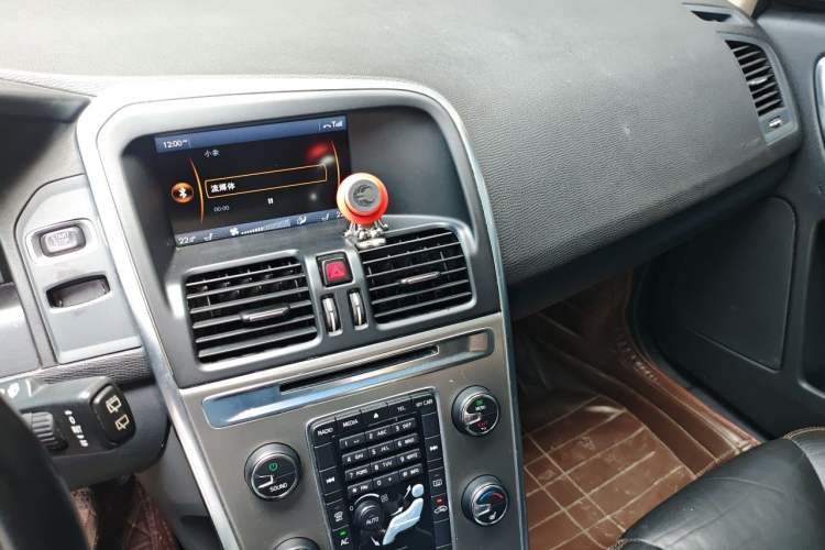 Used Volvo XC60 2013 T5 Comfort Edition Audio And AC Panel