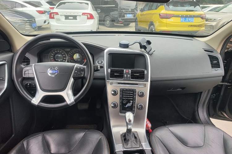 Used Volvo XC60 2013 T6 AWD Comfort Edition Center Console