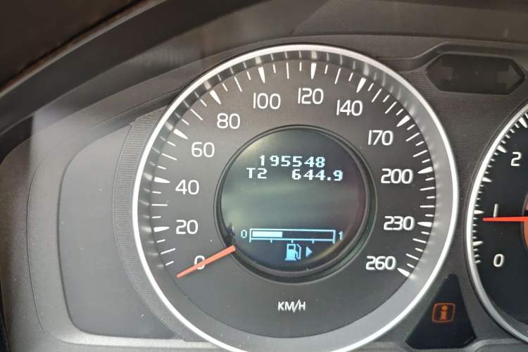 Used Volvo XC60 2013 T5 Comfort Edition Odometer Close Up