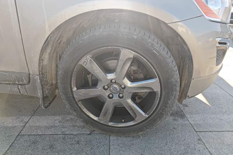 Used Volvo XC60 2013 T6 AWD Comfort Edition Right Front Wheel Hub