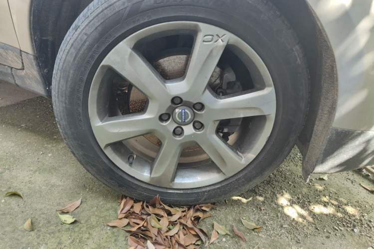 Used Volvo XC60 2013 T6 AWD Comfort Edition Right Front Wheel Hub