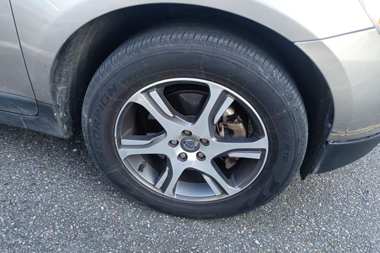 Used Volvo XC60 2013 T5 Comfort Edition Right Front Wheel Hub