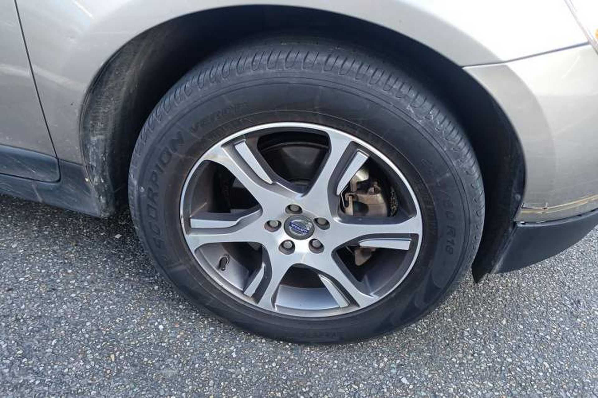 Used Volvo XC60 2013 T5 Comfort Edition Right Front Wheel Hub