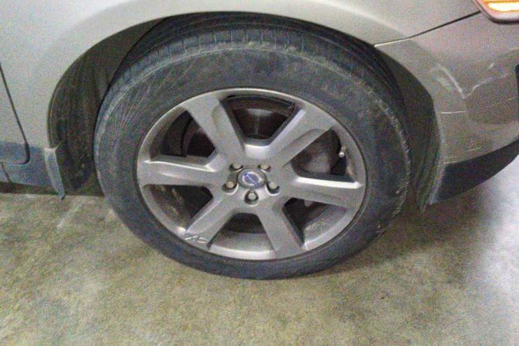 Used Volvo XC60 2013 T6 AWD Comfort Edition Right Front Wheel Hub
