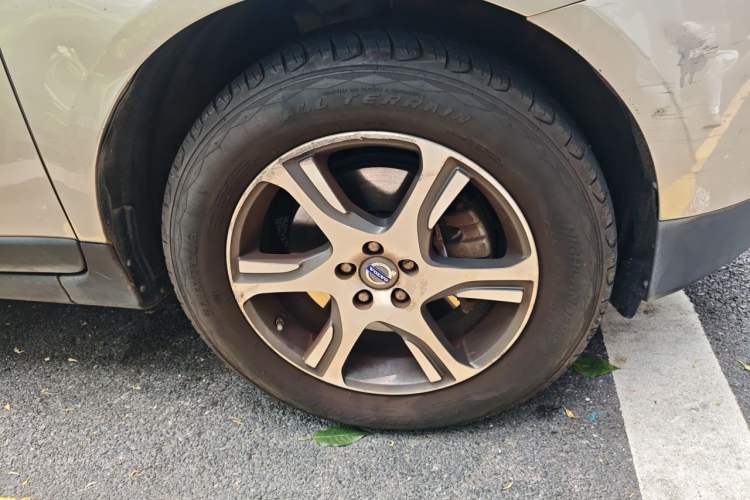 Used Volvo XC60 2013 T5 Comfort Edition Right Front Wheel Hub