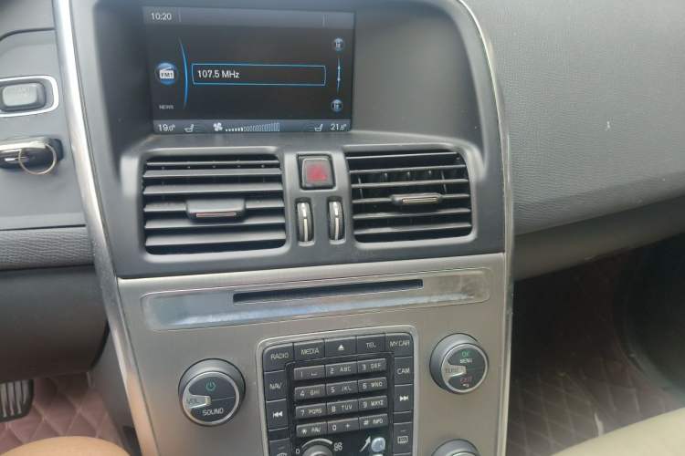 Used Volvo XC60 2013 T6 AWD Comfort Edition Audio And AC Panel