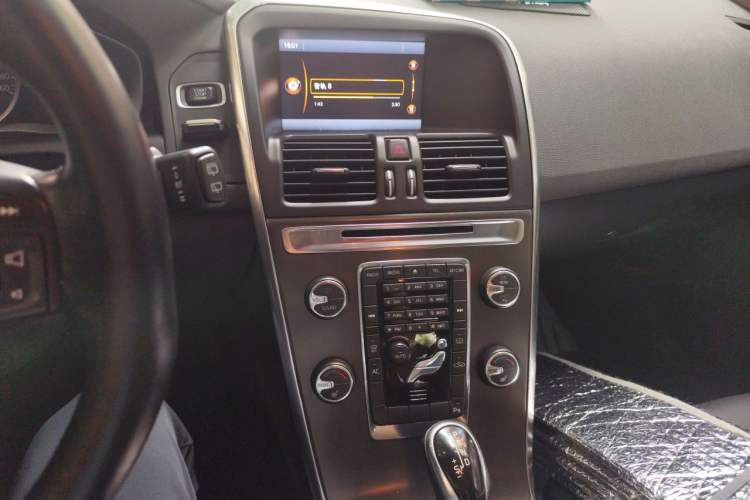 Used Volvo XC60 2013 T5 Comfort Edition Audio And AC Panel