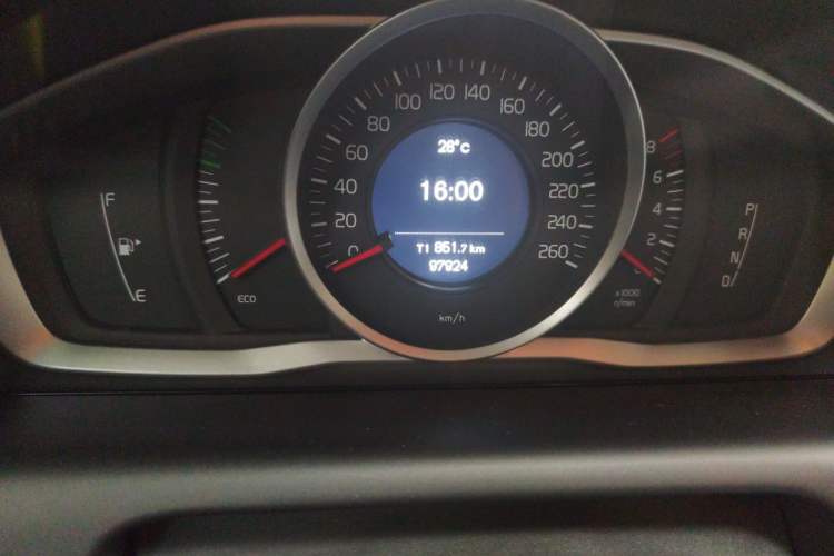 Used Volvo XC60 2013 T5 Comfort Edition Odometer Close Up