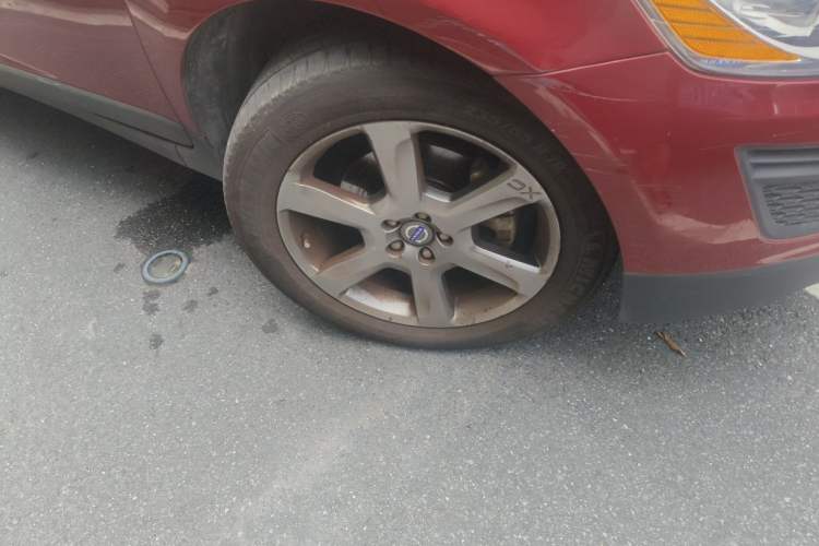 Used Volvo XC60 2013 T6 AWD Comfort Edition Right Front Wheel Hub