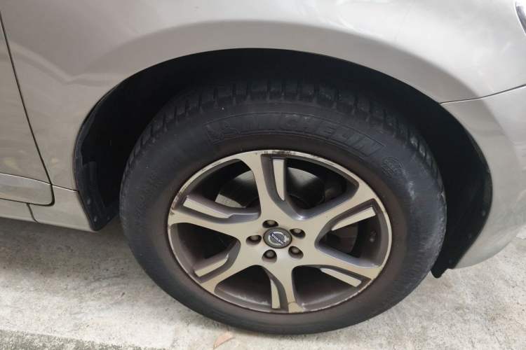 Used Volvo XC60 2013 T5 Comfort Edition Right Front Wheel Hub