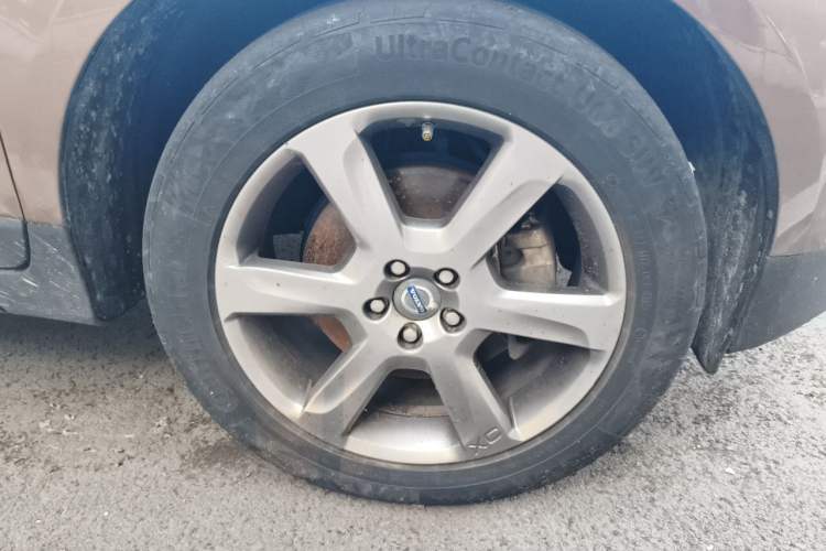 Used Volvo XC60 2013 T6 AWD Comfort Edition Right Front Wheel Hub