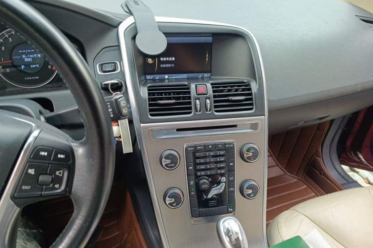 Used Volvo XC60 2013 T5 Comfort Edition Audio And AC Panel