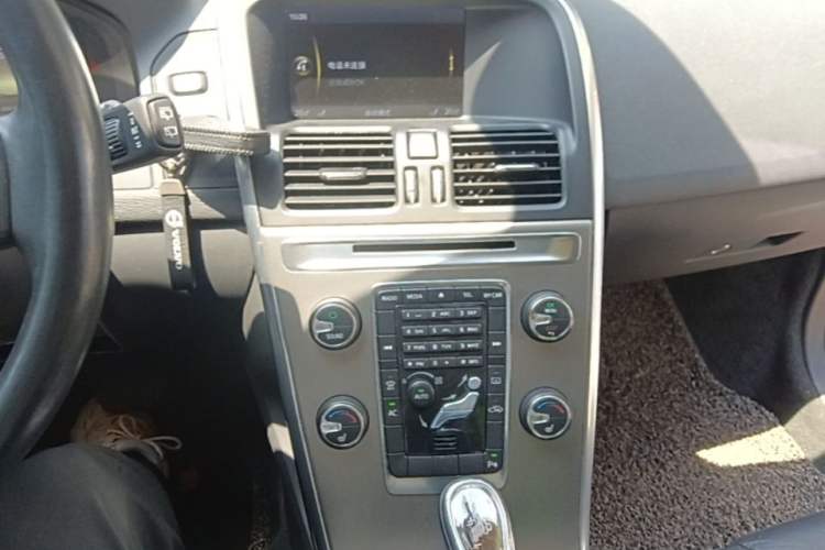 Used Volvo XC60 2013 T5 Comfort Edition Audio And AC Panel