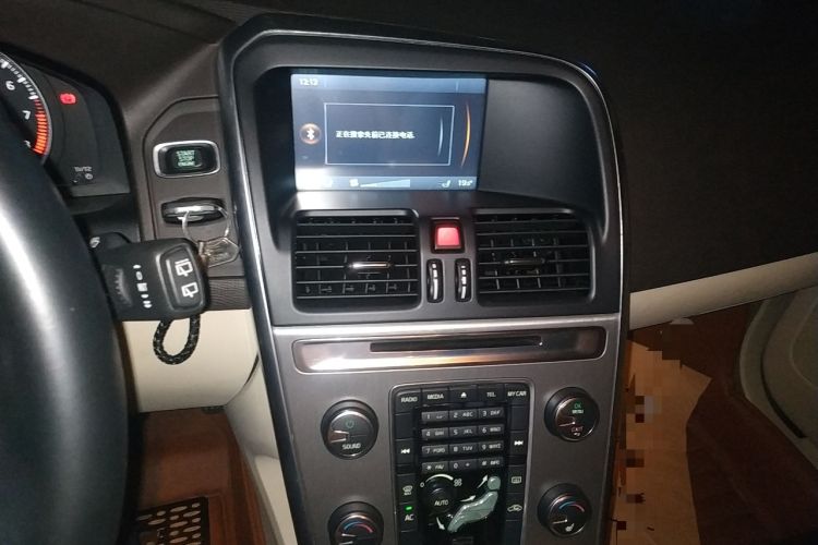 Used Volvo XC60 2013 T5 Comfort Edition Audio And AC Panel