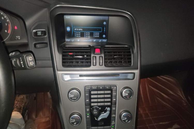 Used Volvo XC60 2013 T6 AWD Comfort Edition Audio And AC Panel