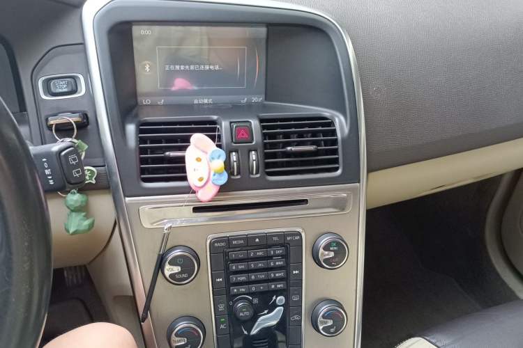 Used Volvo XC60 2013 T5 Comfort Edition Audio And AC Panel
