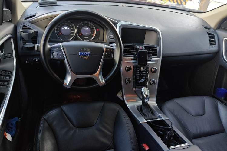 Used Volvo XC60 2013 T6 AWD Comfort Edition Center Console