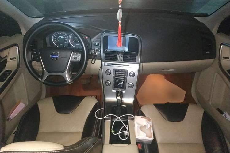 Used Volvo XC60 2013 T5 Comfort Edition Center Console