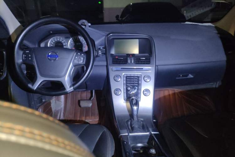 Used Volvo XC60 2013 T6 AWD Comfort Edition Center Console
