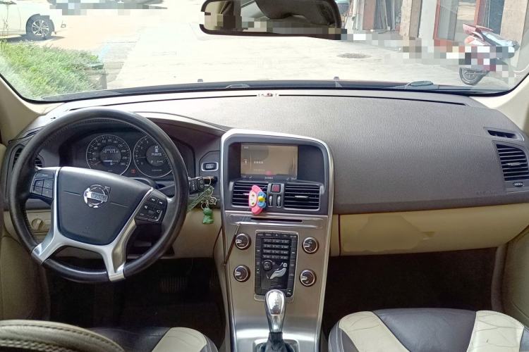 Used Volvo XC60 2013 T5 Comfort Edition Center Console