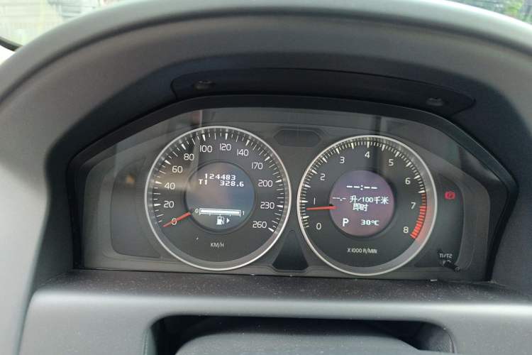 Used Volvo XC60 2013 T5 Comfort Edition Odometer Close Up