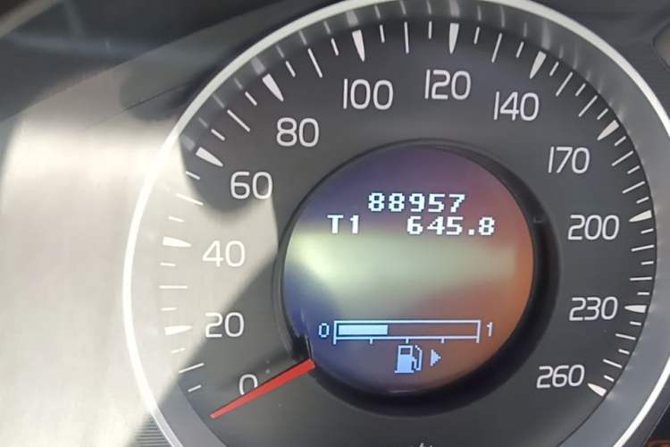 Used Volvo XC60 2013 T5 Comfort Edition Odometer Close Up