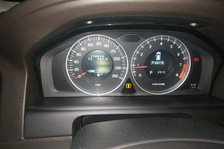Used Volvo XC60 2013 T5 Comfort Edition Odometer Close Up