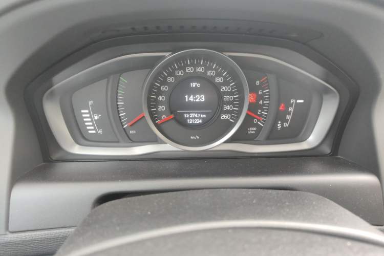 Used Volvo XC60 2013 T5 Comfort Edition Odometer Close Up