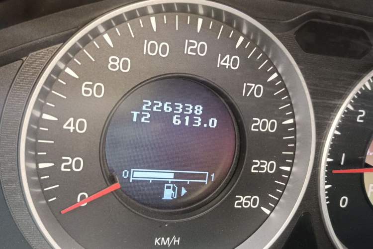 Used Volvo XC60 2013 T5 Comfort Edition Odometer Close Up