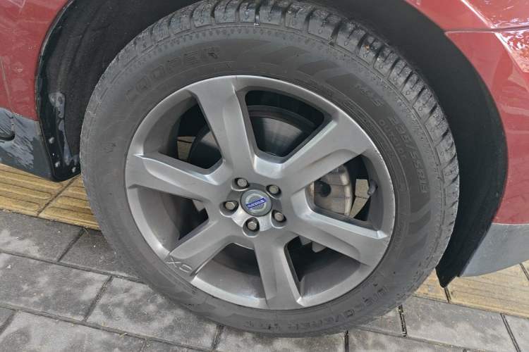Used Volvo XC60 2013 T6 AWD Comfort Edition Right Front Wheel Hub