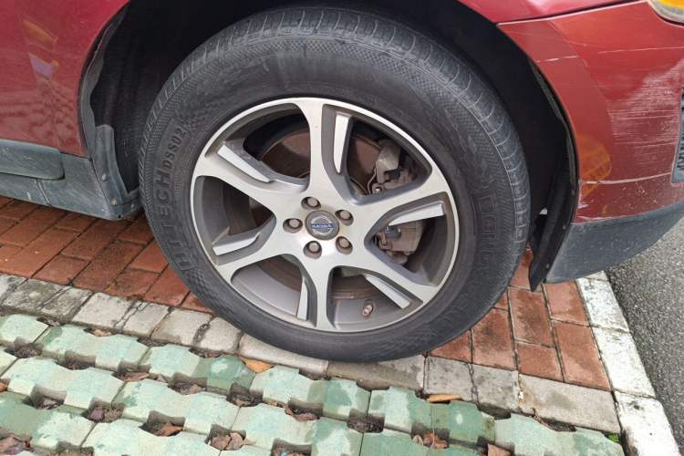 Used Volvo XC60 2013 T5 Comfort Edition Right Front Wheel Hub