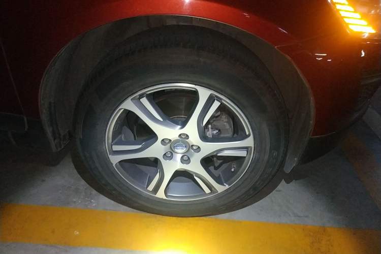 Used Volvo XC60 2013 T5 Comfort Edition Right Front Wheel Hub