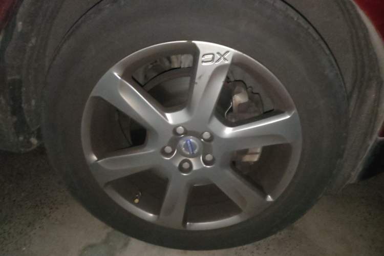 Used Volvo XC60 2013 T6 AWD Comfort Edition Right Front Wheel Hub