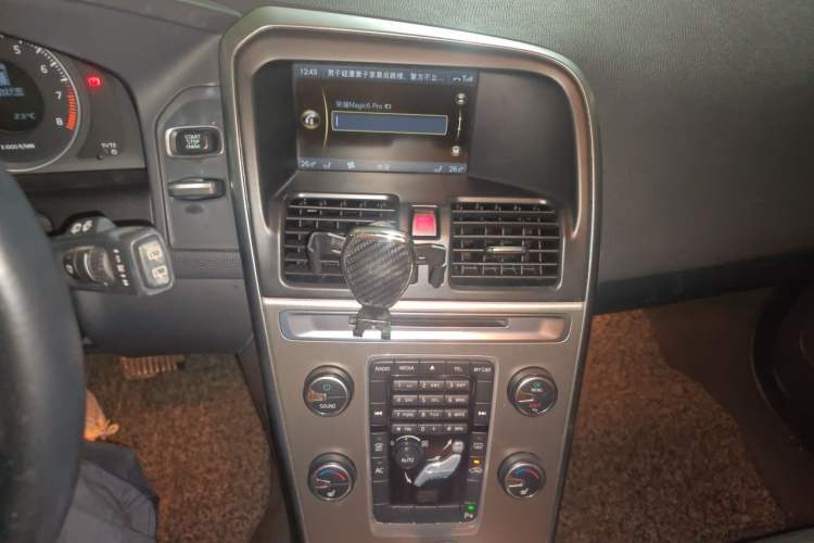Used Volvo XC60 2013 T5 Comfort Edition Audio And AC Panel