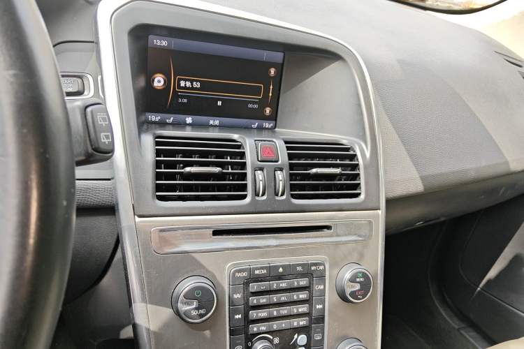 Used Volvo XC60 2013 T6 AWD Comfort Edition Audio And AC Panel