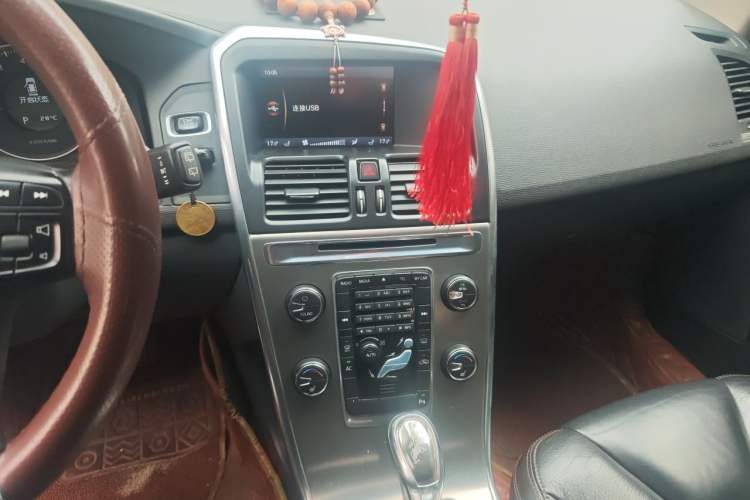 Used Volvo XC60 2013 T5 Comfort Edition Audio And AC Panel