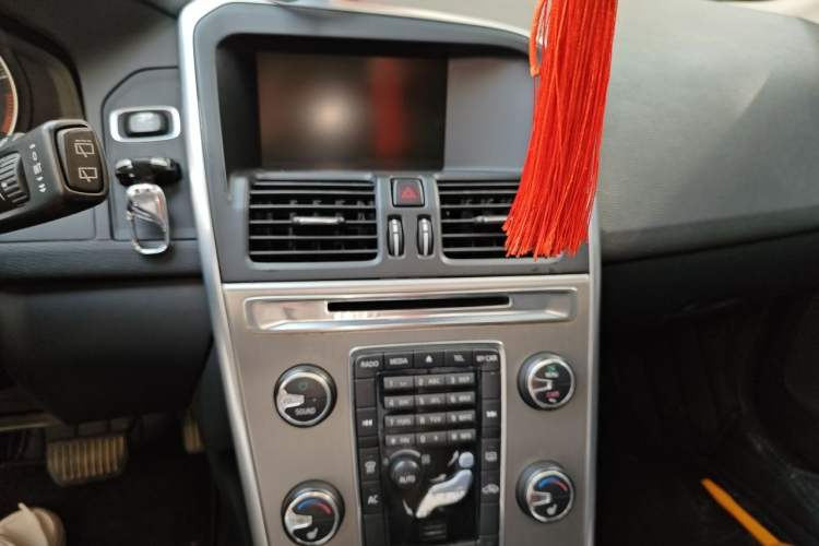 Used Volvo XC60 2013 T5 Comfort Edition Audio And AC Panel