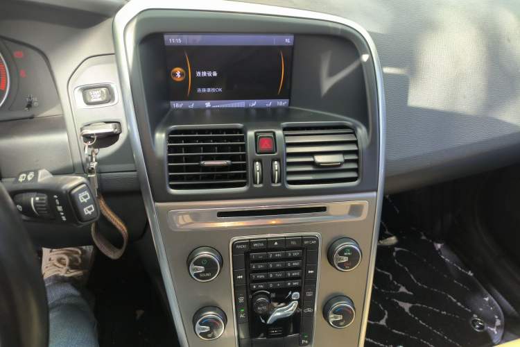 Used Volvo XC60 2013 T5 Comfort Edition Audio And AC Panel