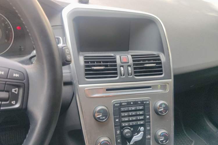 Used Volvo XC60 2013 T5 Comfort Edition Audio And AC Panel