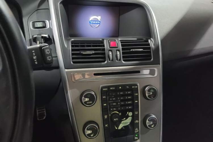 Used Volvo XC60 2013 T6 AWD Comfort Edition Audio And AC Panel