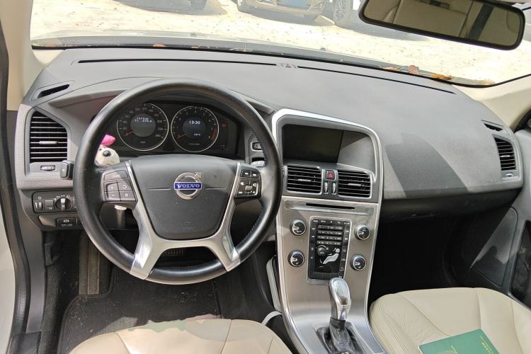 Used Volvo XC60 2013 T6 AWD Comfort Edition Center Console