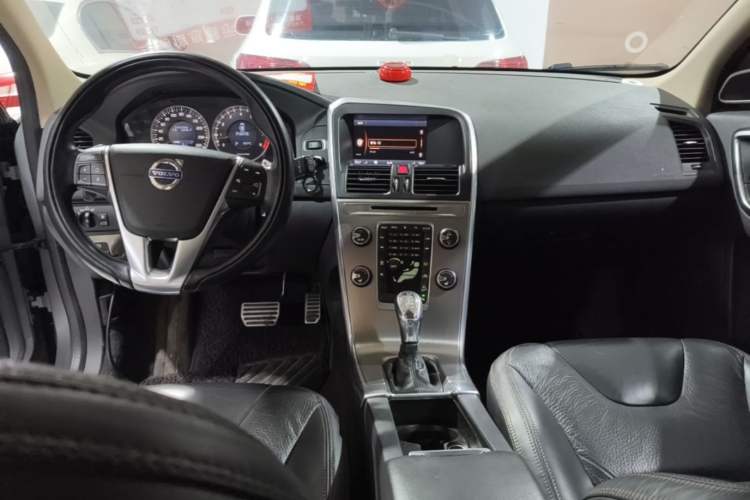 Used Volvo XC60 2013 T6 AWD Comfort Edition Center Console